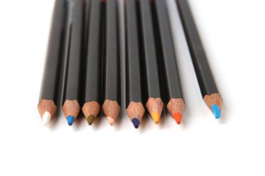 Beyaz arka plana dizilmiş renkli kalemler. Beyaz üzerine izole edilmiş renkli kalemler. 