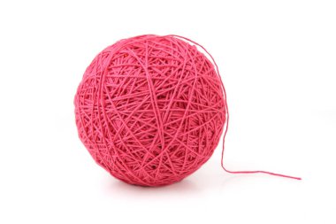 Beyaz arka planda izole edilmiş büyük pembe pamuk ipliği topu. Pamuk yumağı örüyorum..