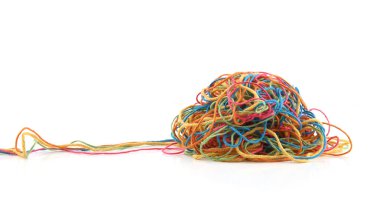 Karmaşık renkli pamuk iplikleri beyaz arka planda izole edilmiş. Örgü iplikleri yığını..