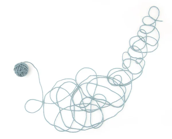 白い背景にボールで隔離されたカラフルな綿の糸を絡めた 概要スレッドラインカオスパターン — ストック写真