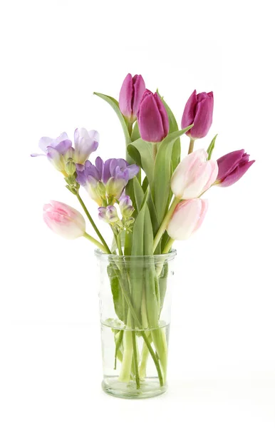 Flores Tulipa Freesia Vaso Isolado Sobre Fundo Branco Buquê Flores — Fotografia de Stock