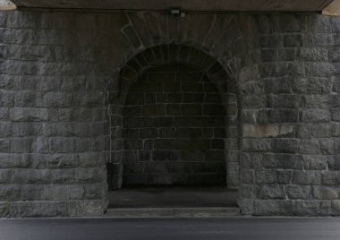 Ortaçağ kalesinde taş kemer yolu. Oslo 'daki Akershus Kalesi' nin kadim duvarı..