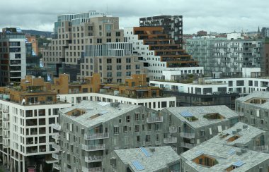 Oslo, Norveç - 12 Temmuz 2023: Oslo 'nun merkezindeki Bjorvika bölgesinde modern mimari. Oslo şehir merkezi manzarası, modern iş yerleri ve apartmanlar.