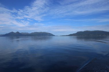 Arkasında dağlar olan deniz. Molde, Norveç 'te deniz manzarası.