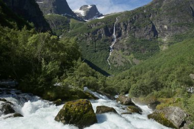 Olden, Nordfjord, Norveç 'teki Briksdalsbreen Buzulu. Fırtınalı Briksdalselva nehri bir buzulun erimesi sonucu oluştu..