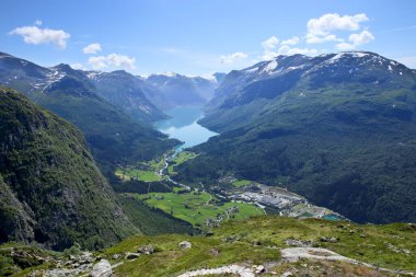 Loen ve Nordfjord, Norveç 'in iç kesimlerine panorama manzarası. Norveç 'teki Leon Skylift' ten Lovatnet Gölü.