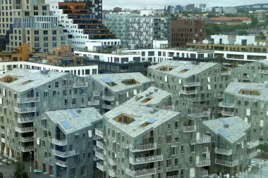 Oslo şehir merkezi manzarası, modern iş yerleri ve apartmanlar. Norveç 'in Oslo kentindeki Bjorvika ilçesinde modern mimari.