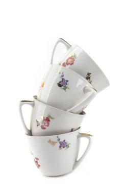 Beyaz arka planda izole kahve fincanları. Bir yığın eski bardak.. 