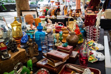 PARIS, FRANCE - 27 Nisan 2024: Paris 'te her gün sokak ya da bit pazarı bulabilirsiniz.