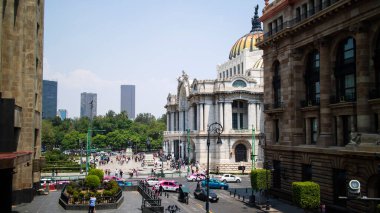 MEXICO CITY, MEXICO - 9 Haziran 2024: Banco de Mexico (Meksika Bankası) yanı sıra Palacio de Bellas Artes (Güzel Sanatlar Sarayı) Mexico City 'deki en önemli kültür merkezidir..