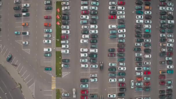 Flygbilder Från Drönare Bilarnas Rörelse Parkeringen Parkeringsplatser Högst Upp Timelapse — Stockvideo