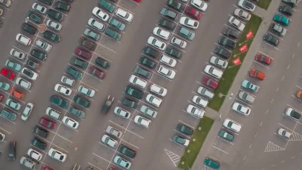 Beweging Van Auto Parkeerplaats Bovenaanzicht Camera Beweegt Weg Tijdsverloop Videomateriaal — Stockvideo