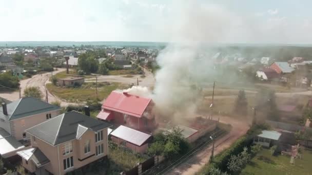Luchtvideobeelden Van Een Brand Rode Huis Rook Uit Ramen Woonwijk — Stockvideo