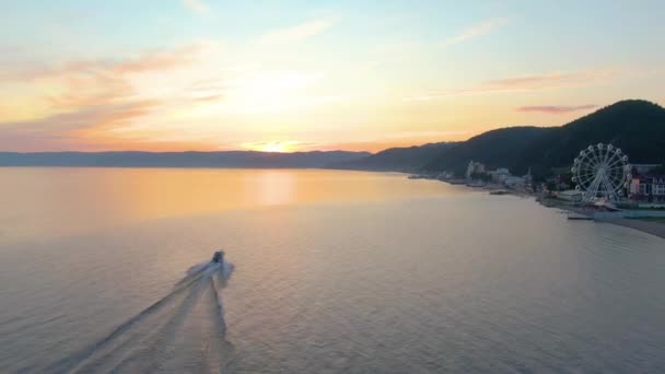 Motorboot Bij Zonsondergang Drijft Het Baikalmeer Zeevaart Wateroppervlak Bovenaanzicht Volg — Stockvideo