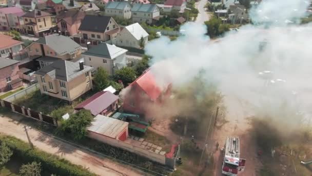 火災の空中ビデオ映像 レッド ハウス 窓から煙が出た 住宅地 緊急電話だ 4Kドローン映像 高品質4K映像 — ストック動画