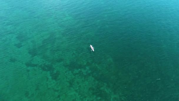 Εναέρια Πλάνα Από Ένα Λευκό Σκάφος Στο Νερό Της Λίμνης — Αρχείο Βίντεο