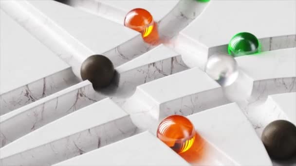 白い大理石の迷路の周りに色のボールが転がる オレンジ 黒の球 シームレスループの3Dアニメーション 高品質4K映像 — ストック動画