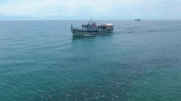 Luchtbeelden Van Een Witte Excursieboot Het Water Van Het Meer — Stockvideo