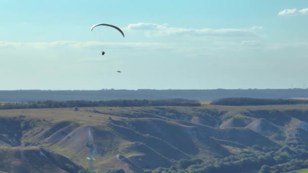 Imagens Aéreas Parapentes Voadores Contra Colinas Verdes Céu Desporto Extremo — Vídeo de Stock