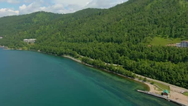 空中无人机视频镜头 沿着绿山河岸飞奔 沿海的房屋和道路 高质量的4K镜头 — 图库视频影像
