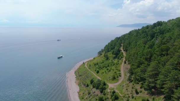 Vlucht Kustlijn Van Het Baikalmeer Het Groene Woud Strand Weg — Stockvideo