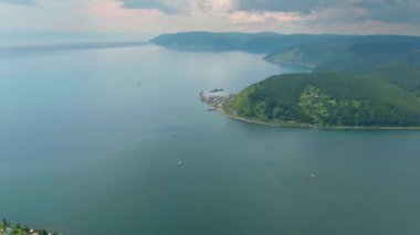Nehir kıyısına uçuş. Yeşil Tepe. Orman. Ada. Saf su. İHA video 4K görüntüsü. Yüksek kalite 4k görüntü