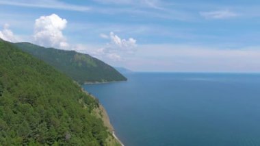 Baykal Gölü 'nün Rocky kıyısında. Doğa. Manzara. Mavi su yüzeyi. Hava aracı video görüntüleri. Üst Manzara. Yüksek kalite 4k görüntü