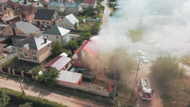 Nagranie Lotu Drona Lot Nad Dzielnicą Mieszkalną Szary Dym Wydobywa — Wideo stockowe