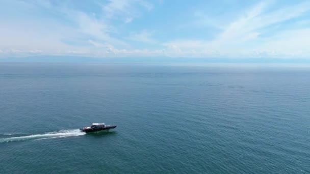 Aerial Tiro Barco Que Flutua Rapidamente Água Superfície Água Segue — Vídeo de Stock