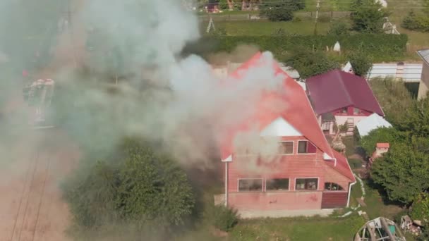 Політ Над Палаючим Будинком Сірий Дим Пожежні Машини Приватні Будинки — стокове відео