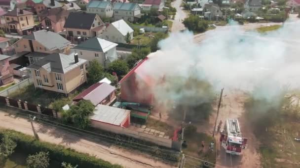 无人机拍摄的空中录像飞越住宅区 灰烟从农舍里冒了出来 高质量的4K镜头 — 图库视频影像