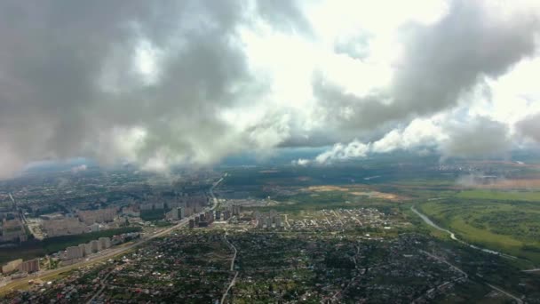 Voo Uma Altitude 500 Metros Acima Cidade Nuvens Cinzentas Brancas — Vídeo de Stock