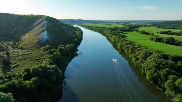 一条充气船在河上漂浮的空中录像 河边的青山 田野和树木 美丽的风景 无人机视频4K镜头 高质量的4K镜头 — 图库视频影像