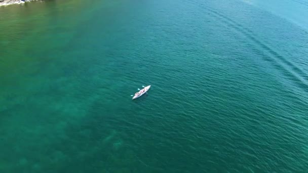 Letecký Záznam Bílého Člunu Mořské Vodě Čistá Voda Veslování Pohled — Stock video