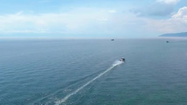 Aerial Shot Boat Quickly Floats Water Water Surface Follow Boat — Stock Video