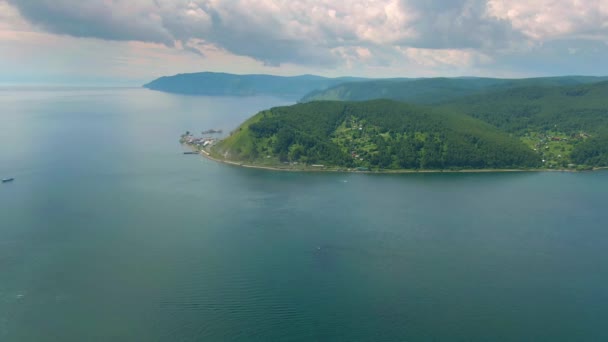 Luchtdrone Beelden Van Rivier Het Baikalmeer Groene Kusten Bos Wateroppervlak — Stockvideo