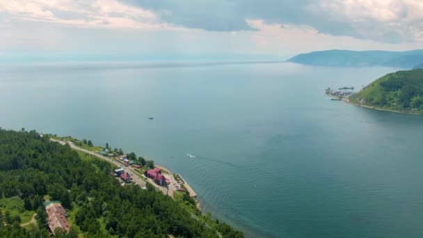 Αεροπλάνο Drone Του Ποταμού Λίμνη Baikal Πράσινες Ακτές Δάσος Επιφάνεια — Αρχείο Βίντεο