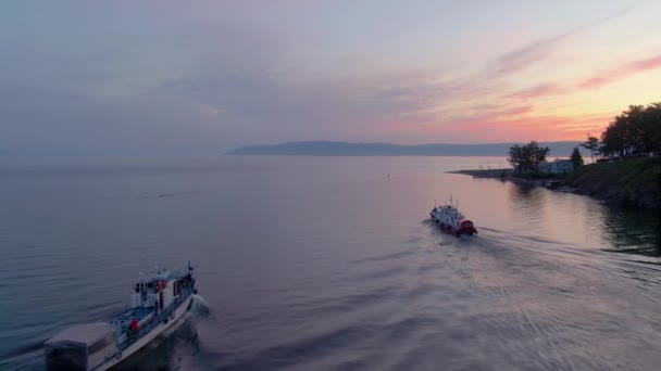 Luftoptagelser Hvid Udflugtsbåd Søen Søfarende Solnedgang Øverste Udsigt Folk Bord – Stock-video