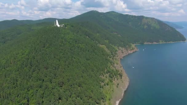 Flyg Över Den Steniga Stranden Sjön Green Forest Observatoriet Drone — Stockvideo