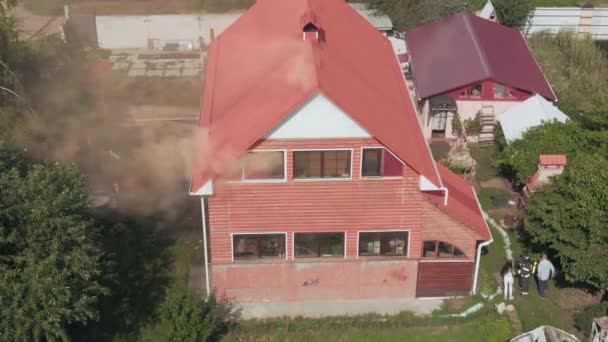 Grauer Rauch Quillt Aus Der Roten Villa Wohngebiet Feuer Grüne — Stockvideo