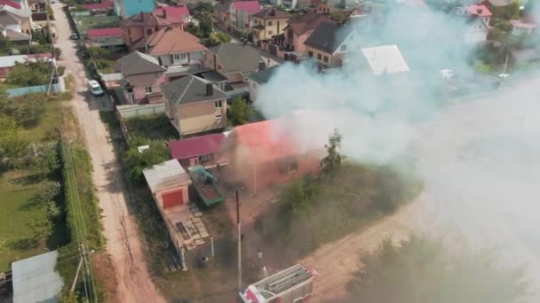 Vol Dessus Une Maison Feu Fumée Grise Camions Incendie Maisons — Video