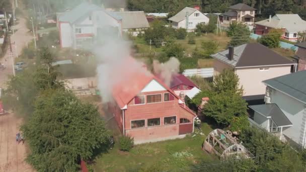 一架红色私人住宅起火的无人驾驶飞机镜头 消防员 紧急服务 消防车 高质量的4K镜头 — 图库视频影像