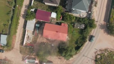 Dumanlı özel bir evin üst görüntüsü. Bir İHA 'nın hava görüntüsü. Konut alanı. Yol. İtfaiye. Yüksek kalite 4k görüntü