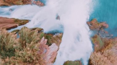 Güzel fırtınalı şelale. Turistik bir yerde turkuaz bir göl. Saf su. İHA video 4K görüntüsü. Yüksek kalite 4k görüntü