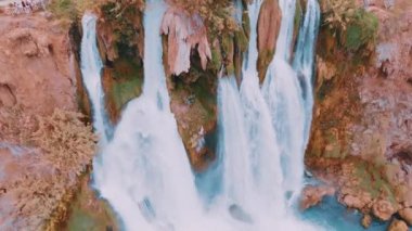 Doğal fırtınalı şelale. Doğayla uyum. Hava aracı video görüntüleri. Yüksek kalite 4k görüntü