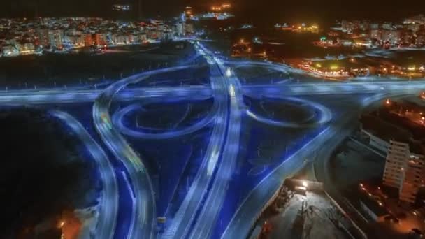 Zdjęcia Lotu Drona Wielopoziomowym Skrzyżowaniu Neonowe Niebieskie Światło Nocne Samochody — Wideo stockowe