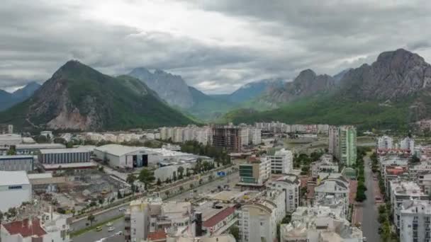 Όμορφη Cityscape Φόντο Βουνά Άνθρωπος Και Φύση Στο Πάνω Μέρος — Αρχείο Βίντεο