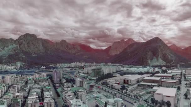 Paisaje Mágico Ciudad Sobre Telón Fondo Las Montañas Cielo Nublado — Vídeos de Stock