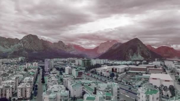 Vista Superior Cidade Grande Casas Residenciais Urbanização Montanhas Nuvens Fundo — Vídeo de Stock
