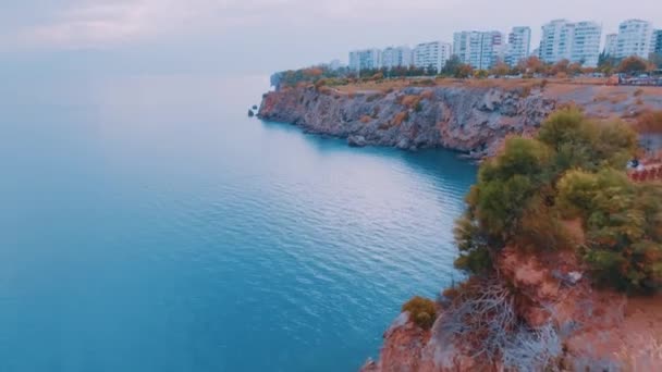 Koncepcja Natury Człowieka Spojrzenie Góry Błękitne Morze Skały Budynki Mieszkalne — Wideo stockowe